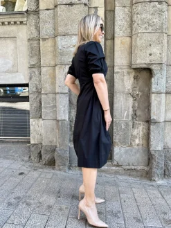 Antoinett pallomekko V-lyhyt hiha; musta