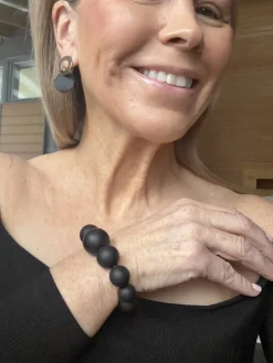 Bead käsikoru; musta
