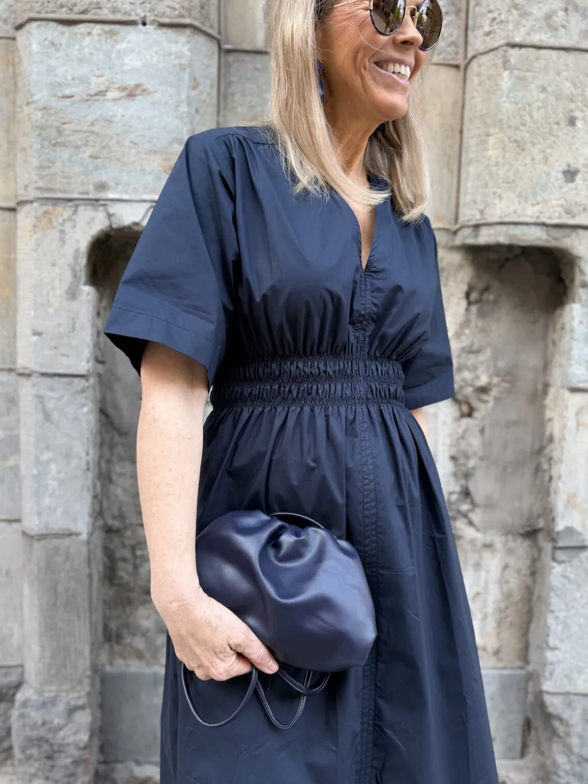 Dumbling clutch; tummansininen