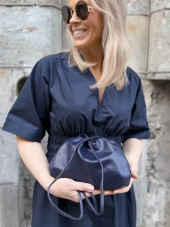 Dumbling clutch; tummansininen