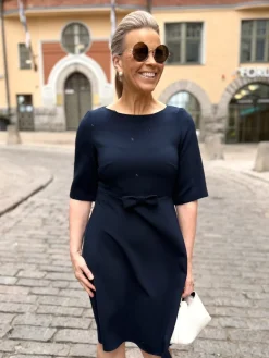 DW Lily mekko rusetilla; tummansininen