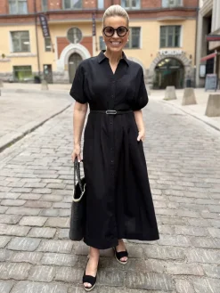 Elenora paitamekko vyöllä; musta