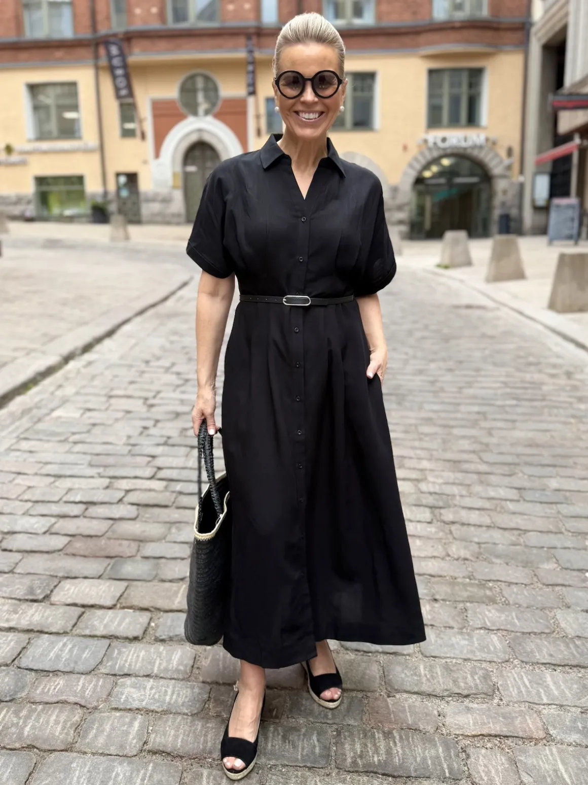 Elenora paitamekko vyöllä; musta