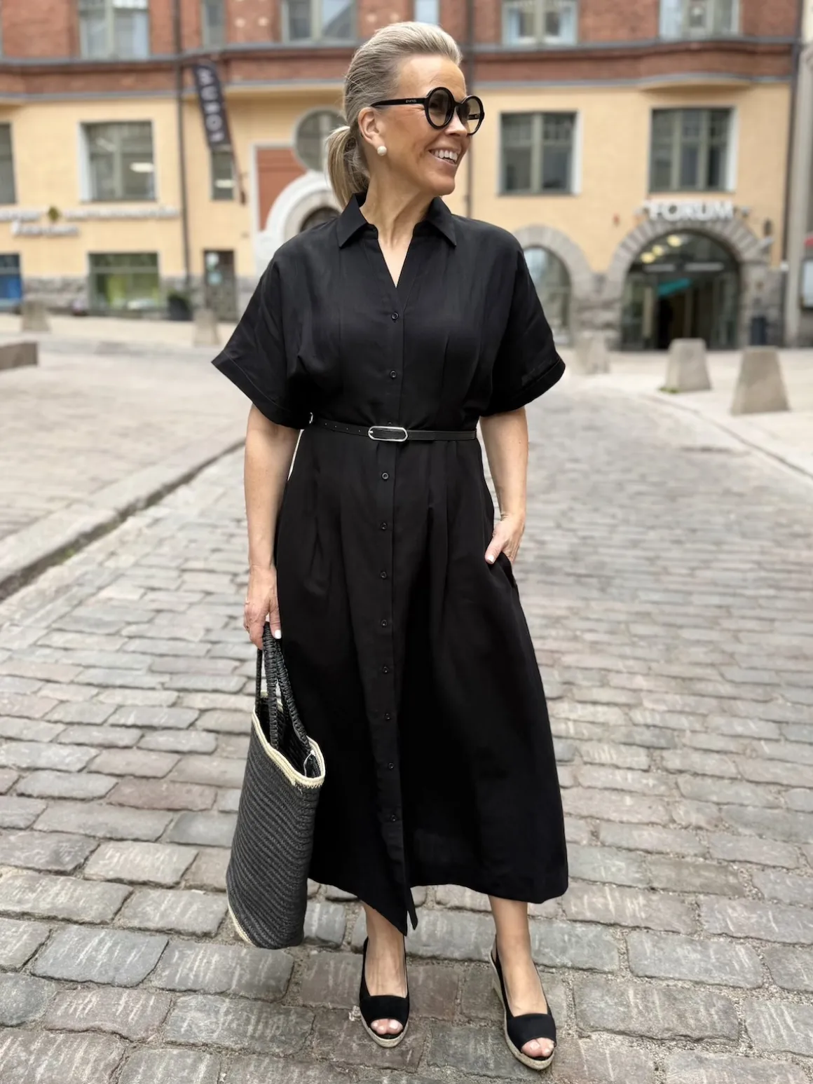 Elenora paitamekko vyöllä; musta