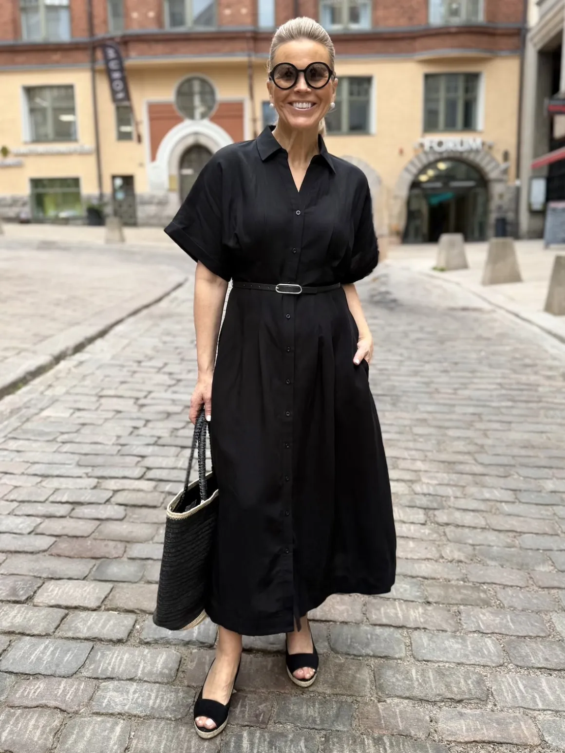 Elenora paitamekko vyöllä; musta