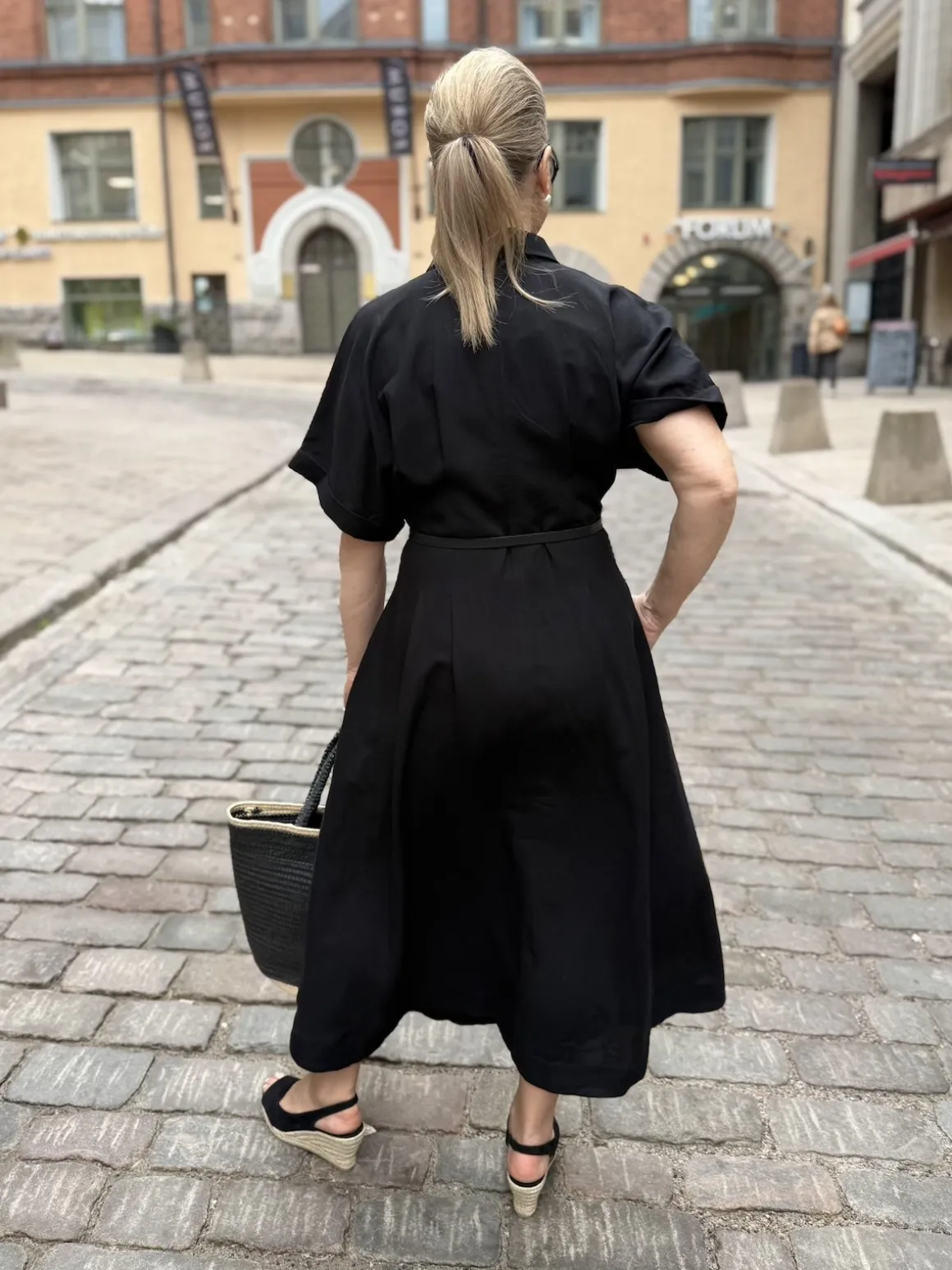 Elenora paitamekko vyöllä; musta