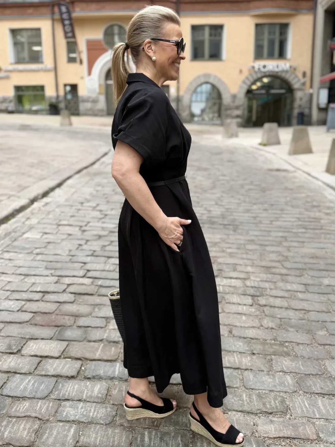 Elenora paitamekko vyöllä; musta