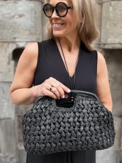 Iso Birgit koriclutch; musta