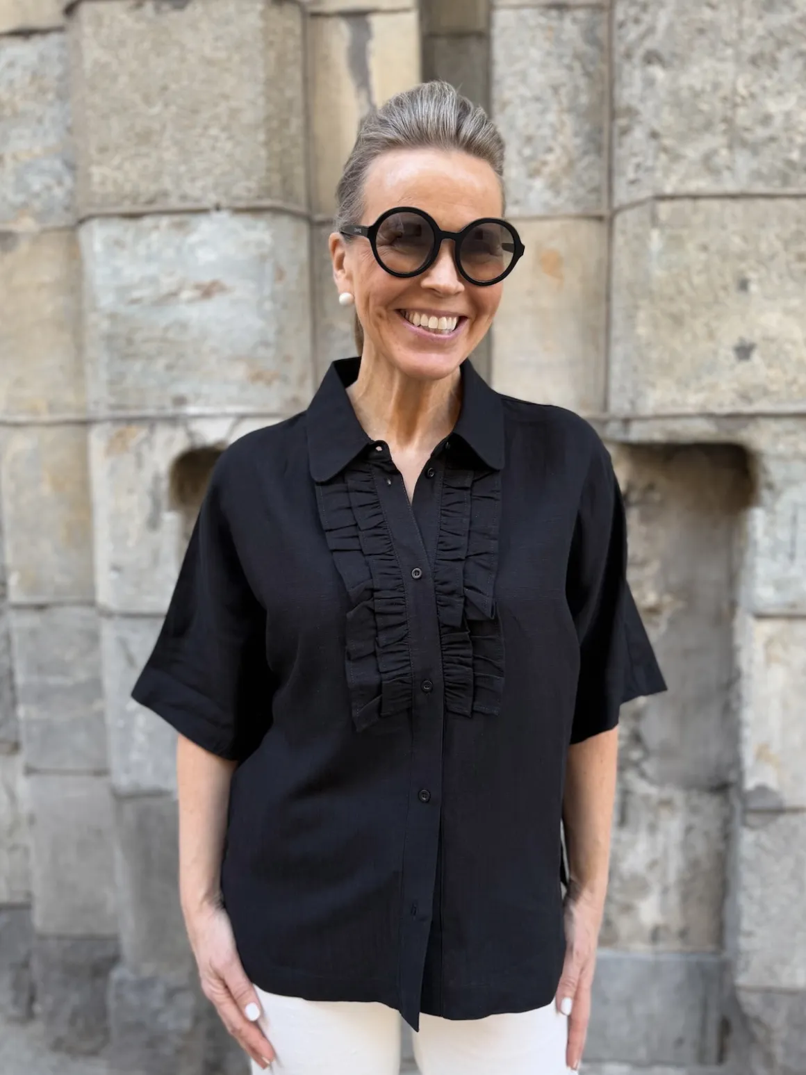Marianne frillapaita; musta