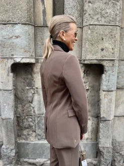 Mova jakku; elm