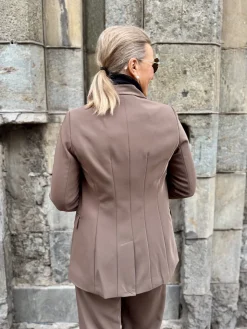 Mova jakku; elm