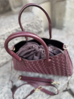 Punottu nahkalaukku; burgundy