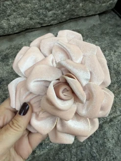 Samettiruusu rintaan/hiuksiin; hailakka rosa